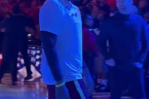 登哥可爱捏！感受一下来自发带登的凝视！