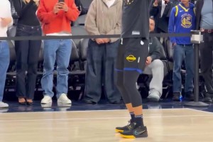 库里把球传给巴特勒，结果巴特勒投了记三不沾，库里后仰大笑😂